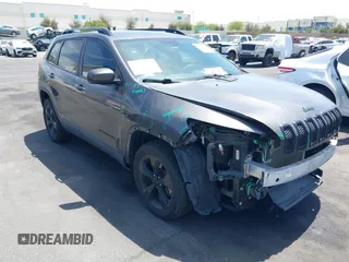 2018 Jeep Cherokee Latitude Tech Connect z VIN 1C4PJLCB8JD568422, wystawiony jako IAAI lot #42076237 z przebiegiem 88 382 mil mil oraz . Historia ofert i sprzedaży dostępna na DreamBid. Obrazek 1.