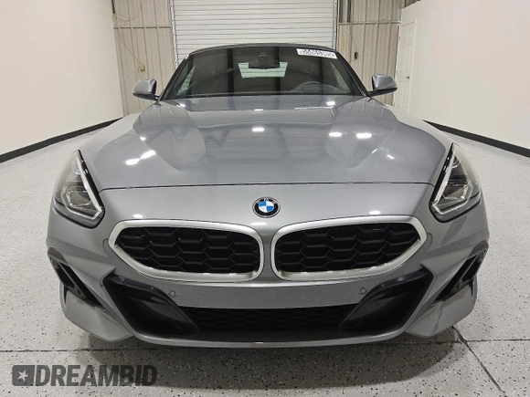 2025 BMW Z4 sDrive30i z VIN WBAHF3C04SWY38592, wystawiony jako Copart lot #55865365 z przebiegiem 11 980 mil mil oraz Tytuł czysty. Historia ofert i sprzedaży dostępna na DreamBid. Obrazek 5.