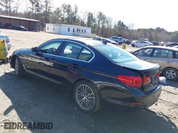 2019 BMW 5 Series 530i z VIN WBAJA5C56KWW03537, wystawiony jako IAAI lot #41430626 z przebiegiem 98 240 mil mil oraz . Historia ofert i sprzedaży dostępna na DreamBid. Obrazek 3.