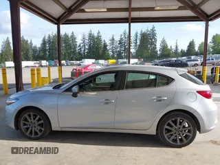 2018 Mazda 3 Touring z VIN 3MZBN1L37JM201797, wystawiony jako IAAI lot #42258756 z przebiegiem 80 593 mil mil oraz . Historia ofert i sprzedaży dostępna na DreamBid. Obrazek 14.