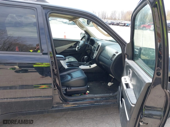 2005 Mercury Mariner Luxury with VIN 4M2CU57115DJ19408, listed as a IAAI auction lot 42060685 with 204,744 mi miles. Bid and sale history available at carsss.com. Image 5.