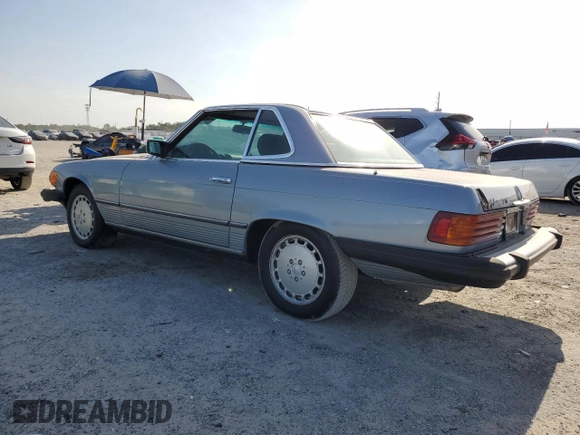 1984 Mercedes-Benz 380 SL z VIN WDBBA45A8EA001735, wystawiony jako Copart lot #60427655 z przebiegiem 100 375 mil mil oraz Czysty tytuł • Clean title. Historia ofert i sprzedaży dostępna na DreamBid. Obrazek 2.