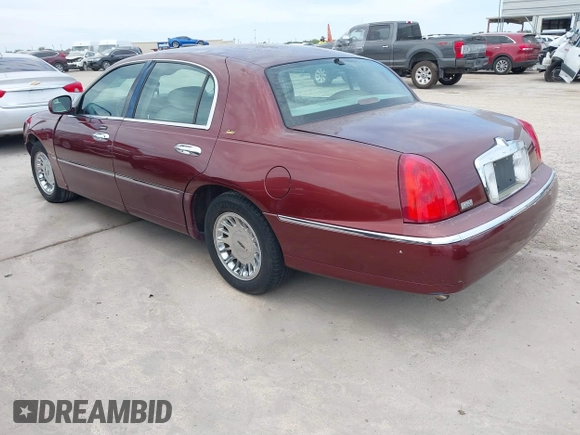 2002 Lincoln Town Car Cartier z VIN 1LNHM83W52Y626407, wystawiony jako IAAI lot #37616886 z przebiegiem 100 272 mil mil oraz . Historia ofert i sprzedaży dostępna na DreamBid. Obrazek 3.