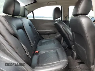 2013 Chevrolet Sonic LTZ z VIN 1G1JE5SH0D4102525, wystawiony jako Copart lot #60976595 z przebiegiem 138 420 mil mil oraz Szkoda całkowita • Salvage title. Historia ofert i sprzedaży dostępna na DreamBid. Obrazek 10.