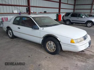 1992 Mercury Cougar z VIN 1MEPM6045NH646487, wystawiony jako IAAI lot #42345310 z przebiegiem 72 579 mil mil oraz . Historia ofert i sprzedaży dostępna na DreamBid. Obrazek 1.
