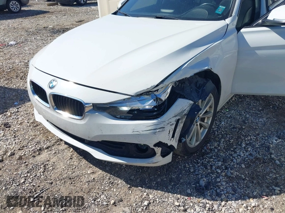 2017 BMW 3 Series 320i z VIN WBA8E1G50HNU14757, wystawiony jako IAAI lot #40429182 z przebiegiem 118 032 mil mil oraz . Historia ofert i sprzedaży dostępna na DreamBid. Obrazek 6.