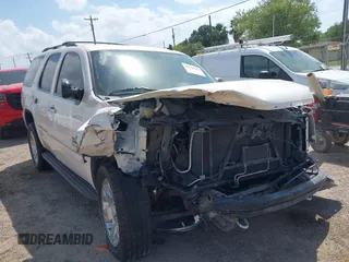 2013 GMC Yukon SLT with VIN 1GKS1CE0XDR276496, listed as a IAAI auction lot 42036042 with 157,047 mi miles. Bid and sale history available at carsss.com. Image 1.