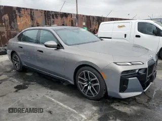 2024 BMW 7 Series 740i z VIN WBA23EH04RCR70301, wystawiony jako Copart lot #75897284 z przebiegiem 9 121 mil mil oraz Czysty tytuł • Clean title. Historia ofert i sprzedaży dostępna na DreamBid. Obrazek 4.