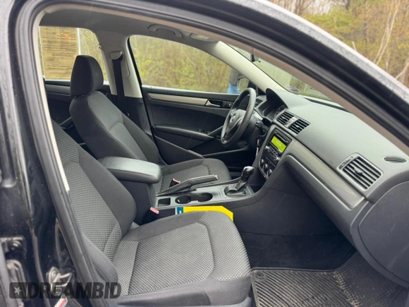 2013 Volkswagen Passat S z VIN 1VWAP7A37DC091531, wystawiony jako Copart lot #56255445 z przebiegiem 135 917 mil mil oraz Czysty tytuł • Clean title. Historia ofert i sprzedaży dostępna na DreamBid. Obrazek 5.