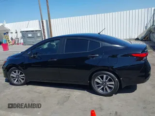 2023 Nissan Versa S z VIN 3N1CN8DV4PL871910, wystawiony jako IAAI lot #41993475 z przebiegiem 8 405 mil mil oraz . Historia ofert i sprzedaży dostępna na DreamBid. Obrazek 14.