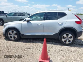 2021 Volvo XC40 Momentum z VIN YV4AC2HK4M2486512, wystawiony jako IAAI lot #42252265 z przebiegiem 56 397 mil mil oraz . Historia ofert i sprzedaży dostępna na DreamBid. Obrazek 14.