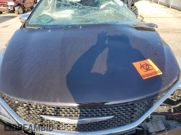2018 Chrysler Pacifica Limited z VIN 2C4RC1GG4JR212365, wystawiony jako Copart lot #50052575 z przebiegiem Nie podano mil oraz Szkody całkowita. Historia ofert i sprzedaży dostępna na DreamBid. Obrazek 13.