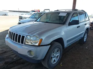 2005 Jeep Grand Cherokee Laredo z VIN 1J4HS48N65C563266, wystawiony jako IAAI lot #42784524 z przebiegiem 156 702 mil mil oraz . Historia ofert i sprzedaży dostępna na DreamBid. Obrazek 2.