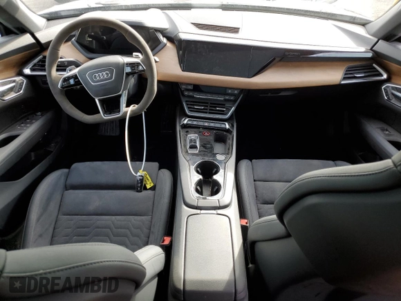 2023 Audi e-tron GT Premium Plus z VIN WAUFJBFWXP7003131, wystawiony jako Copart lot #38763864 z przebiegiem 16 636 mil mil oraz . Historia ofert i sprzedaży dostępna na DreamBid. Obrazek 8.