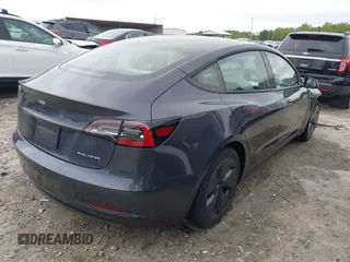 2022 Tesla Model 3 Long Range z VIN 5YJ3E1EB8NF315359, wystawiony jako IAAI lot #42035599 z przebiegiem 54 974 mil mil oraz . Historia ofert i sprzedaży dostępna na DreamBid. Obrazek 4.