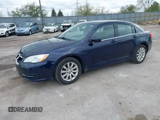 2014 Chrysler 200 Touring z VIN 1C3CCBBB5EN111950, wystawiony jako IAAI lot #42093392 z przebiegiem 122 929 mil mil oraz . Historia ofert i sprzedaży dostępna na DreamBid. Obrazek 2.