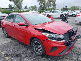 2023 Kia Forte LXS z VIN 3KPF24AD9PE682410, wystawiony jako IAAI lot #42178710 z przebiegiem 8 047 mil mil oraz . Historia ofert i sprzedaży dostępna na DreamBid. Obrazek 1.