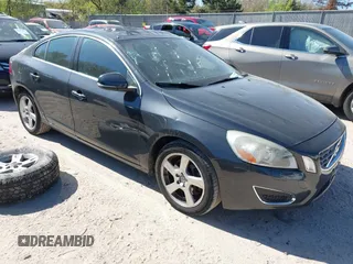2013 Volvo S60 T5 Premier z VIN YV1612FSXD2176182, wystawiony jako IAAI lot #42238470 z przebiegiem 128 084 mil mil oraz . Historia ofert i sprzedaży dostępna na DreamBid. Obrazek 1.