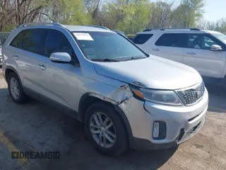 2014 Kia Sorento LX z VIN 5XYKT4A66EG499351, wystawiony jako IAAI lot #41976576 z przebiegiem 304 902 mil mil oraz . Historia ofert i sprzedaży dostępna na DreamBid. Obrazek 1.
