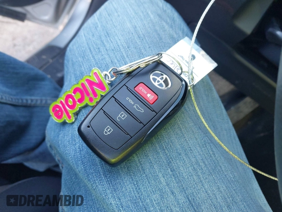 2025 Toyota Camry LE z VIN 4T1DBADKXSU009549, wystawiony jako IAAI lot #41366328 z przebiegiem 1 512 mil mil oraz . Historia ofert i sprzedaży dostępna na DreamBid. Obrazek 11.