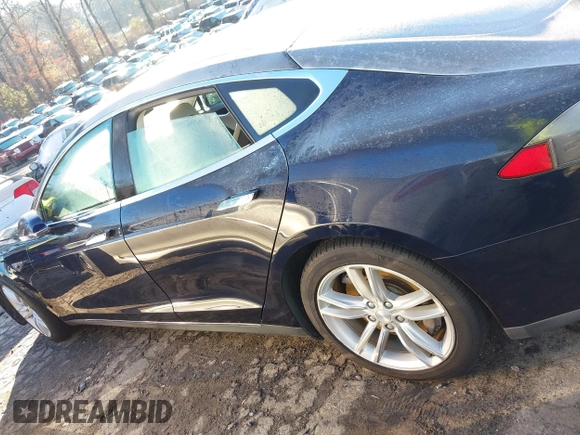 2014 Tesla Model S 60 z VIN 5YJSA1H15EFP48938, wystawiony jako IAAI lot #41574976 z przebiegiem 230 246 mil mil oraz . Historia ofert i sprzedaży dostępna na DreamBid. Obrazek 14.