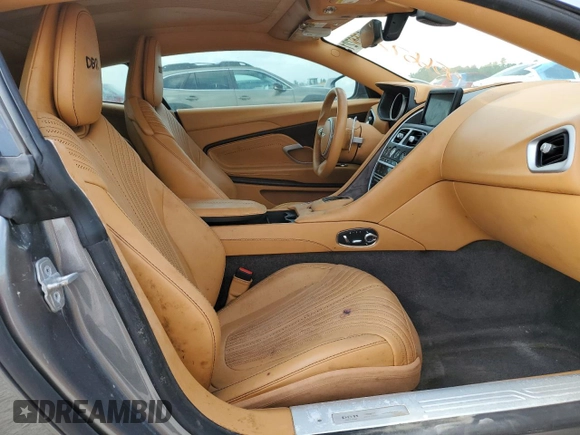 2017 Aston Martin DB11 z VIN SCFRMFAV2HGL00765, wystawiony jako Copart lot #55667215 z przebiegiem Nie podano mil oraz Nie do naprawy. Historia ofert i sprzedaży dostępna na DreamBid. Obrazek 7.