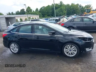 2016 Ford Focus Titanium z VIN 1FADP3J27GL215436, wystawiony jako IAAI lot #42709166 z przebiegiem 75 956 mil mil oraz . Historia ofert i sprzedaży dostępna na DreamBid. Obrazek 14.