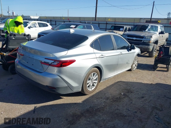 2025 Toyota Camry LE z VIN 4T1DBADKXSU009549, wystawiony jako IAAI lot #41366328 z przebiegiem 1 512 mil mil oraz . Historia ofert i sprzedaży dostępna na DreamBid. Obrazek 4.