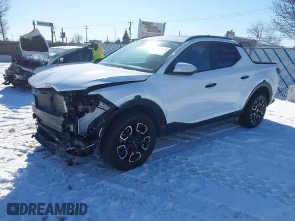 2024 Hyundai Santa Cruz SEL z VIN 5NTJCDAE2RH093666, wystawiony jako IAAI lot #41639659 z przebiegiem 28 599 mil mil oraz . Historia ofert i sprzedaży dostępna na DreamBid. Obrazek 2.