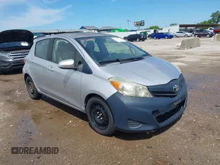2013 Toyota Yaris L z VIN JTDKTUD31DD546154, wystawiony jako IAAI lot #42461871 z przebiegiem 161 371 mil mil oraz . Historia ofert i sprzedaży dostępna na DreamBid. Obrazek 1.