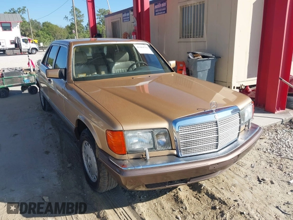 1988 Mercedes-Benz 420 with VIN WDBCA35DXJA370020, listed as a IAAI auction lot 41464756 with 110,166 mi miles. Bid and sale history available at carsss.com. Image 1.