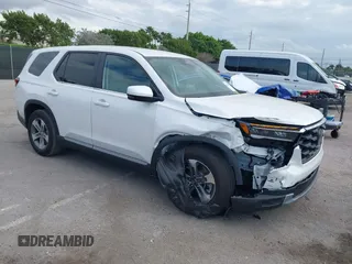 2025 Honda Pilot EX-L z VIN 5FNYG2H40SB009867, wystawiony jako IAAI lot #41602473 z przebiegiem 4 865 mil mil oraz . Historia ofert i sprzedaży dostępna na DreamBid. Obrazek 1.