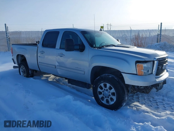 2011 GMC Sierra 2500HD SLT z VIN 1GT121C81BF180823, wystawiony jako IAAI lot #41565516 z przebiegiem 241 220 mil mil oraz . Historia ofert i sprzedaży dostępna na DreamBid. Obrazek 1.