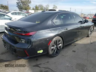 2023 BMW i7 xDrive60 z VIN WBY53EJ08PCN64169, wystawiony jako IAAI lot #40994066 z przebiegiem 6326 mil mil oraz . Historia ofert i sprzedaży dostępna na DreamBid. Obrazek 4.