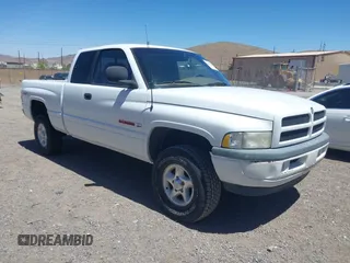 1998 Dodge 1500 z VIN 3B7HF12Y8WG133703, wystawiony jako IAAI lot #42488514 z przebiegiem 139 410 mil mil oraz . Historia ofert i sprzedaży dostępna na DreamBid. Obrazek 1.