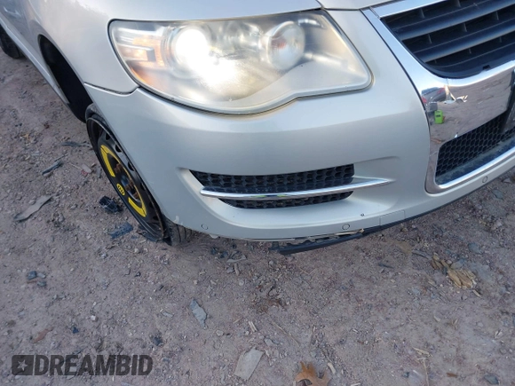 2008 Volkswagen Touareg V6 z VIN WVGBE77LX8D027323, wystawiony jako IAAI lot #41240460 z przebiegiem 140 330 mil mil oraz . Historia ofert i sprzedaży dostępna na DreamBid. Obrazek 13.