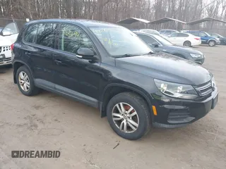 2013 Volkswagen Tiguan S z VIN WVGAV3AX4DW572884, wystawiony jako IAAI lot #41626981 z przebiegiem 243 188 mil mil oraz . Historia ofert i sprzedaży dostępna na DreamBid. Obrazek 1.