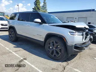 2025 Rivian R1S Adventure z VIN 7PDSGBBA2SN052590, wystawiony jako Copart lot #48431075 z przebiegiem 11 065 mil mil oraz Szkody całkowita. Historia ofert i sprzedaży dostępna na DreamBid. Obrazek 4.