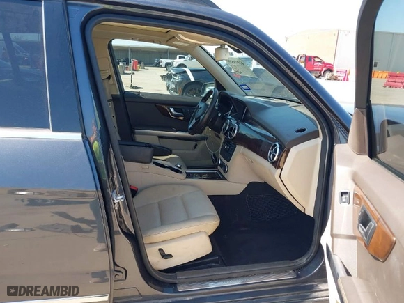 2015 Mercedes-Benz GLK-Class GLK 350 with VIN WDCGG8JB9FG364050, listed as a IAAI auction lot 41979590 with 85,567 mi miles. Bid and sale history available at carsss.com. Image 5.