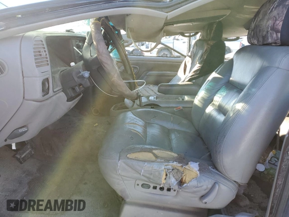 1996 Chevrolet Suburban z VIN 1GNFK16R0TJ417592, wystawiony jako Copart lot #42424015 z przebiegiem 238 536 mil mil oraz Czysty tytuł • Clean title. Historia ofert i sprzedaży dostępna na DreamBid. Obrazek 7.