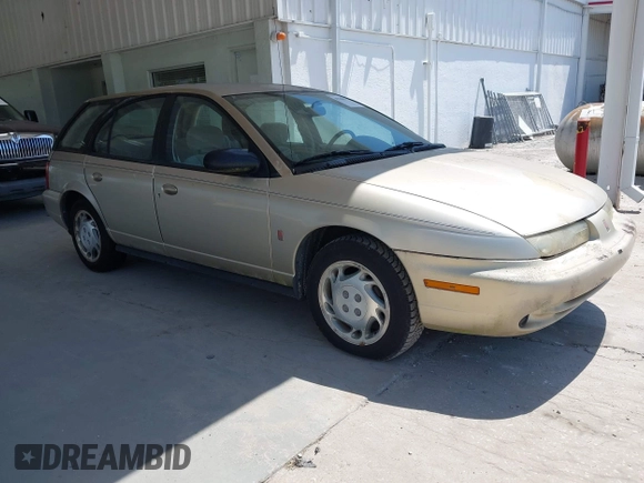 1997 Saturn SW z VIN 1G8ZK8277VZ368280, wystawiony jako IAAI lot #42269973 z przebiegiem 159 404 mil mil oraz . Historia ofert i sprzedaży dostępna na DreamBid. Obrazek 1.