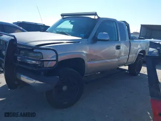 2000 Chevrolet Silverado 2500 LT with VIN 1GCGK29U1YE263011, listed as a IAAI auction lot 41634632 with 179,346 mi miles. Bid and sale history available at carsss.com. Image 2.