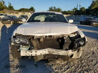 2017 Chrysler 300 S Alloy Edition with VIN 2C3CCABG1HH506601, listed as a Copart auction lot 82801734 with 77,292 mi miles and Salvage Title. Bid and sale history available at DreamBid. Image 5.
