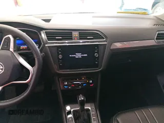 2024 Volkswagen Tiguan SE z VIN 3VV3B7AX4RM076330, wystawiony jako IAAI lot #42752482 z przebiegiem 25 282 mil mil oraz . Historia ofert i sprzedaży dostępna na DreamBid. Obrazek 29.