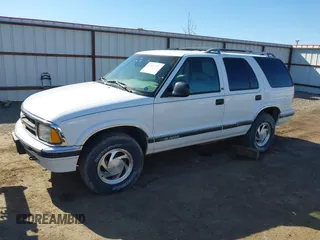 1995 Chevrolet Blazer z VIN 1GNDT13W0S2140739, wystawiony jako IAAI lot #42064301 z przebiegiem 128 901 mil mil oraz . Historia ofert i sprzedaży dostępna na DreamBid. Obrazek 2.