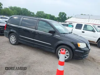 2014 Chrysler Town & Country Touring z VIN 2C4RC1BG3ER346779, wystawiony jako IAAI lot #42494278 z przebiegiem 220 517 mil mil oraz . Historia ofert i sprzedaży dostępna na DreamBid. Obrazek 1.