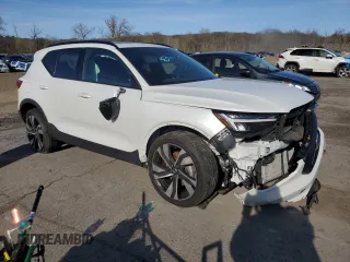 2023 Volvo XC40 Plus Dark Theme с VIN YV4L12UW4P2051131, выставлен на аукционе Copart как лот 53583395 с пробегом 18 005 миль миль и Списание • Salvage title. История ставок и продаж доступна на DreamBid. Изображение 4.