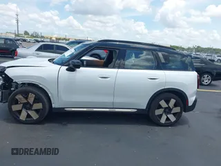 2025 MINI Countryman S with VIN WMZ23GA06S7R31166, listed as a IAAI auction lot 42393335 with 2,531 mi miles and . Bid and sale history available at DreamBid. Image 15.