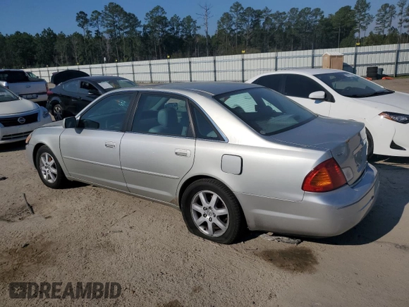 2000 Toyota Avalon XL z VIN 4T1BF28B9YU027996, wystawiony jako Copart lot #46452215 z przebiegiem 286 758 mil mil oraz Szkoda całkowita • Salvage title. Historia ofert i sprzedaży dostępna na DreamBid. Obrazek 2.