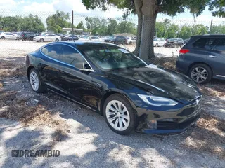 2017 Tesla Model S 60 z VIN 5YJSA1E13HF199359, wystawiony jako IAAI lot #42490410 z przebiegiem 100 377 mil mil oraz . Historia ofert i sprzedaży dostępna na DreamBid. Obrazek 1.
